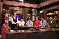「スナック有吉」のワンシーン。(c)関西テレビ