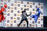 怪人を撃退する千鳥。