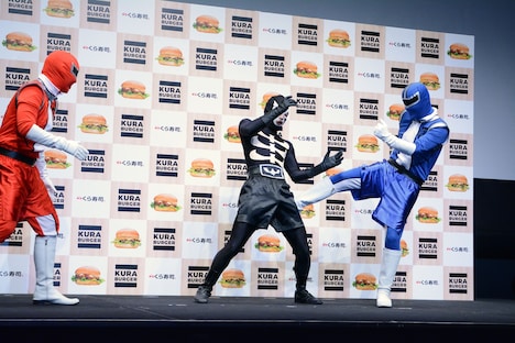 怪人を撃退する千鳥。