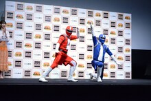 ヒーローになりきってポーズを決める千鳥。