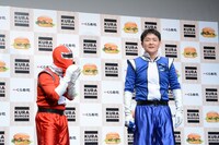 マスコミの無反応ぶりに困惑する千鳥ノブ（右）。