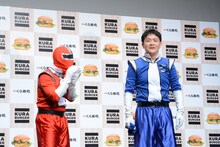 マスコミの無反応ぶりに困惑する千鳥ノブ（右）。