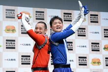 ヒーローになりきってポーズを決める千鳥。