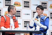 KURA BURGERを試食する千鳥ノブ（右）。