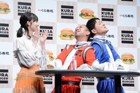 食レポ中の千鳥（右）。