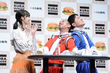 食レポ中の千鳥（右）。