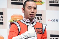 新ギャグ「いいねっ！」を披露する大悟。