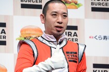 新ギャグ「いいね」を披露する大悟。