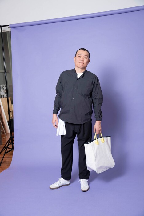 「SEIJI TECH」のアイテムを自ら着用する千原せいじ。