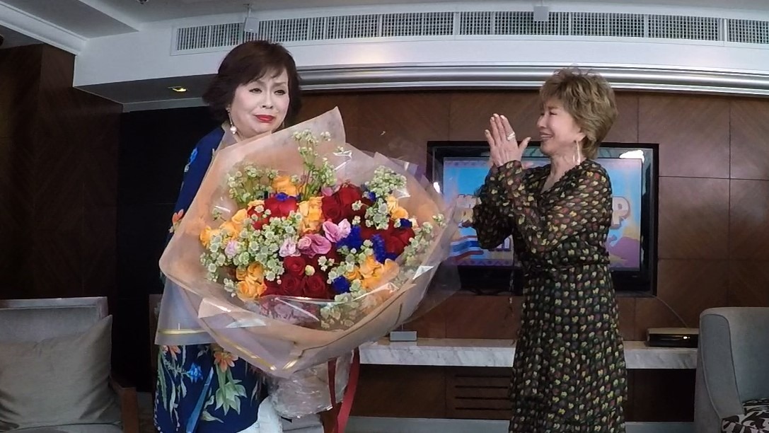 上沼恵美子（左）が十朱幸代（右）から花束を渡された場面。(c)関西テレビ