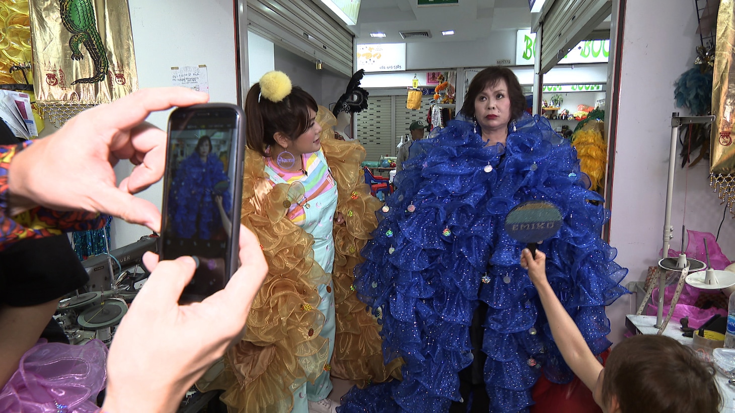 はるな愛の案内で衣装を試着する上沼恵美子（右）。(c)関西テレビ