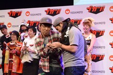 吉本プラモデル部のパンクブーブー哲夫とハイキングウォーキング鈴木Q太郎。