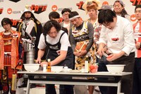 料理部のイシバシハザマ石橋、バンビーノ藤田（手前左から）。