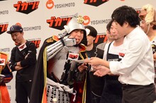 バンビーノ藤田（手前右）らの部活・料理部が作ったソースを味わう歴史部のロバート山本。