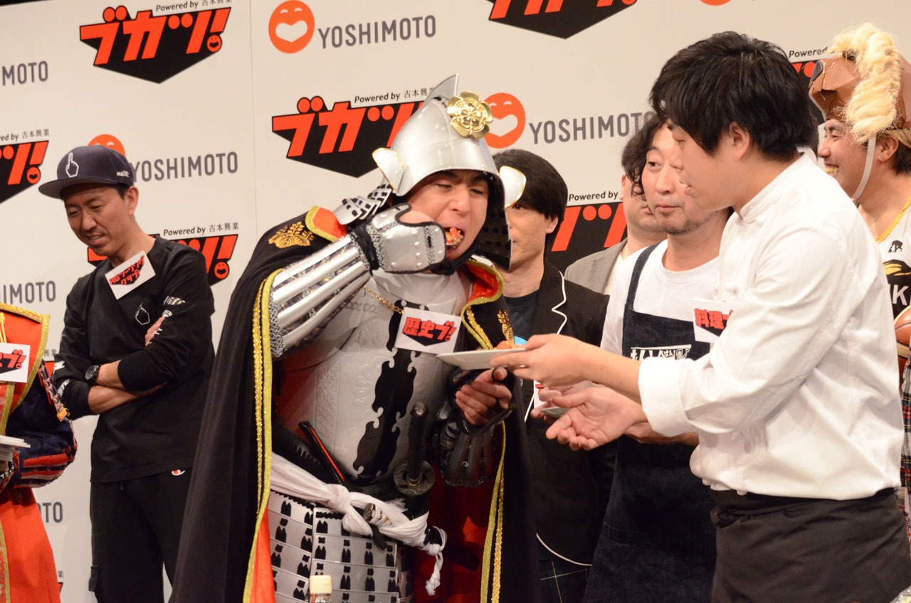 バンビーノ藤田（手前右）らの部活・料理部が作ったソースを味わう歴史部のロバート山本。