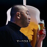 動画「スティーブン・ジョーンズ 革命的デバイス発表会」のワンシーン。