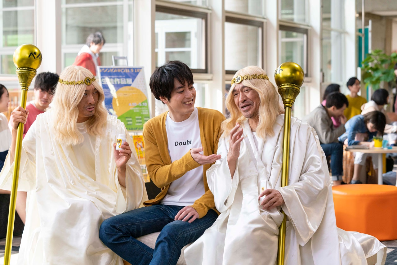 タウンワークCM撮影中の様子。左からバイトの偽神様に扮するJP、間宮祥太朗、バイトの神様に扮するダウンタウン松本。