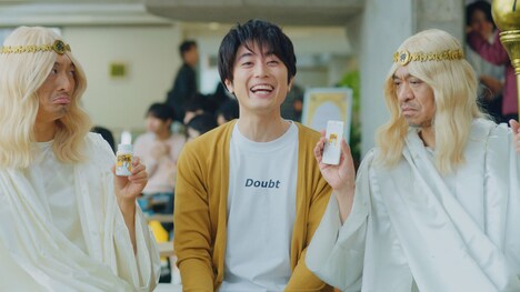 新CM「バイトの偽神様 おいしー」編より、バイトの神様とバイトの偽神様に挟まれる間宮祥太朗（中央）。