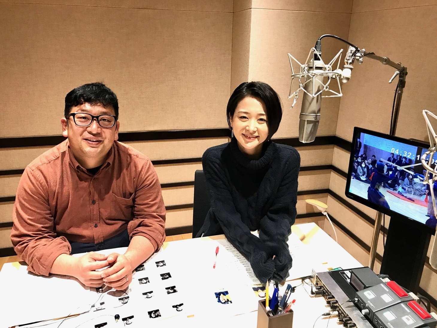 剣道中継「全日本選抜剣道七段選手権大会」の副音声に登場する（左から）Wエンジン・チャンカワイ、森葉子アナ。(c)テレビ朝日