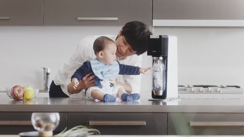 渡部、赤ちゃんやロボットに「ソーダストリーム」プレゼンするCM