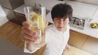 ソーダストリームの新CM「強烈！生ハイボール」編。