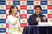 テレビ東京およびBSテレ東の4月編成説明会の様子。左から鷲見玲奈アナウンサー、カンニング竹山。