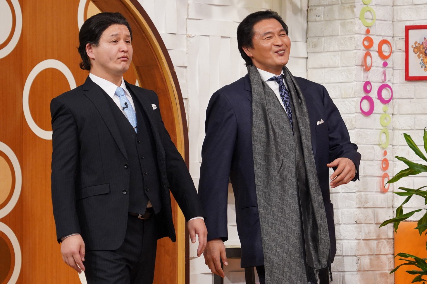 左からガリットチュウ福島、貴乃花光司。	(c)日本テレビ