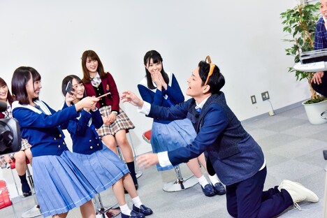 千鳥ノブ（右）がネコと化す場面。(c)関西テレビ