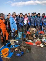 「不法投棄を許すな！ヤバいゴミぜんぶ拾う大作戦」より。