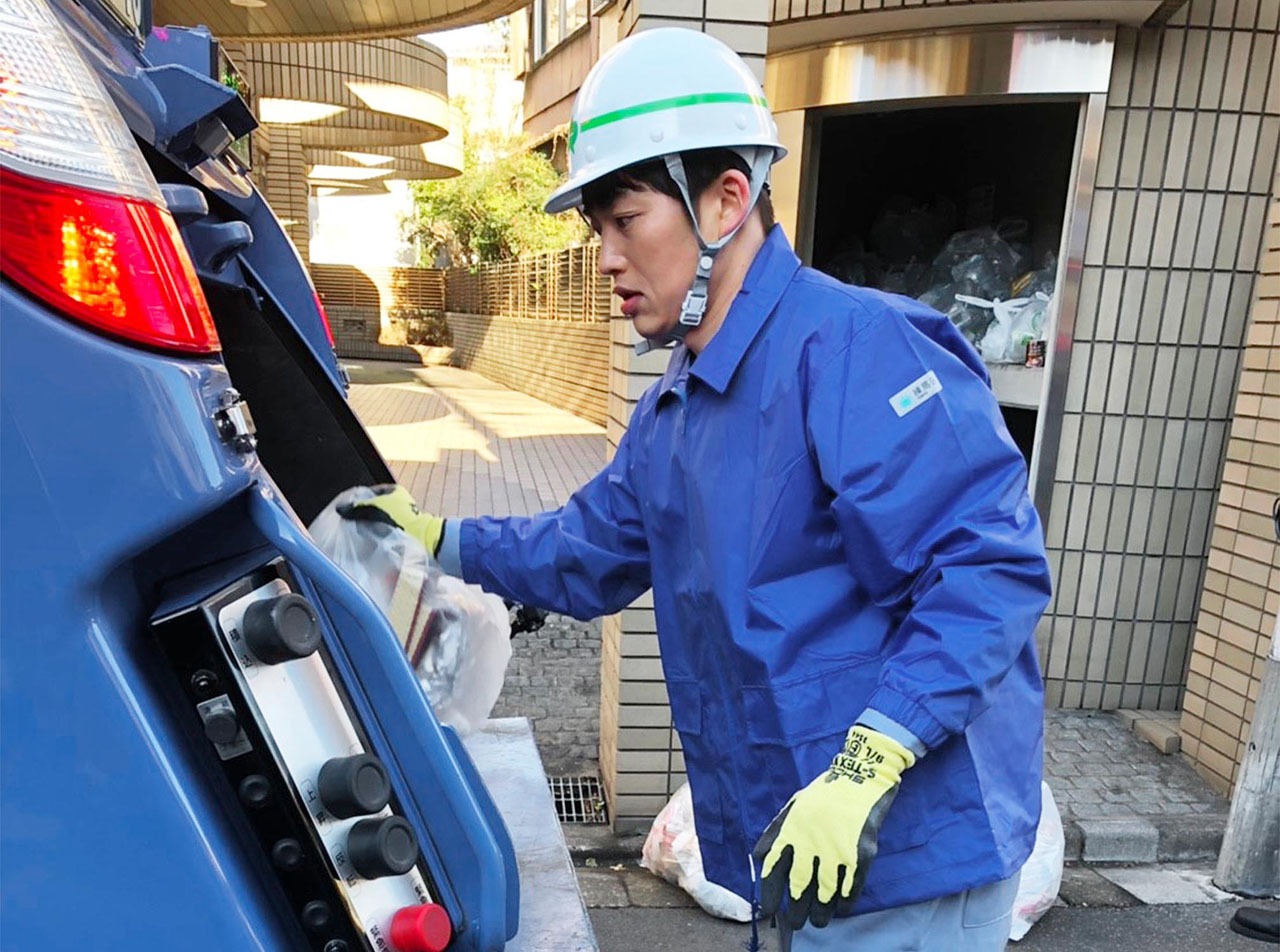 作業員として清掃車に1日密着するDA PUMPのKENZO。