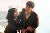 「3年A組 ―今から皆さんは、人質です―」より永野芽郁演じる茅野さくら（左）と菅田将暉演じる柊一颯（右）。