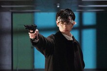 菅田将暉演じる柊一颯が銃を構える場面。