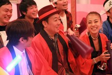 さまぁ～ずとあびる優（右）。(c)BeeTV