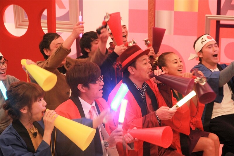 「トゥルさま☆」で応援上映のように芸人たちのネタを観る、さまぁ～ずら。(c)BeeTV