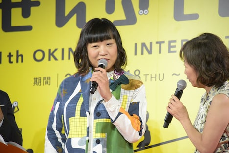 樹木希林企画「エリカ38」に出演する南海キャンディーズしずちゃん（左）と浅田美代子（右）。