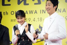 ジャルジャルのファンだという松本穂香（左）とジャルジャルとマネージャーが同じだと明かすNON STYLE石田（右）。