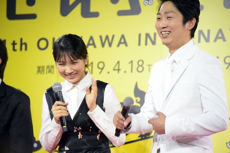 ジャルジャルのファンだという松本穂香（左）とジャルジャルとマネージャーが同じだと明かすNON STYLE石田（右）。