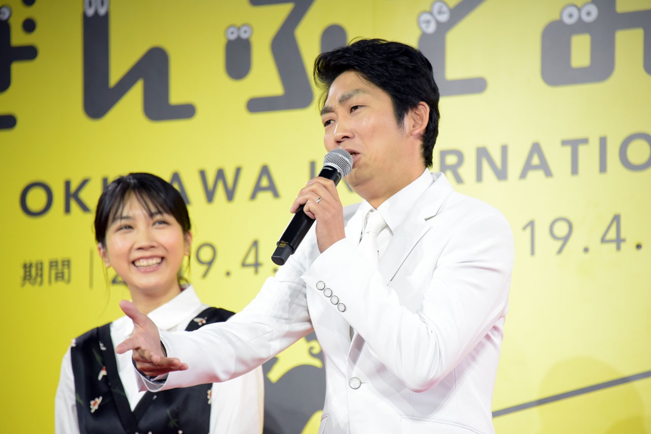 「クソみたいな映画」について説明するNON STYLE石田（右）。