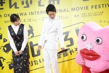 生理ちゃん（右）にマイクを向けるNON STYLE石田（中央）と生理ちゃんの様子を見つめる松本穂香（左）。