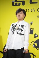 「誰にも会いたくない」に出演するたなか（前職ぼくのりりっくのぼうよみ）。墨汁で「妖怪」と書いたシャツを披露。