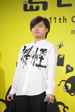 「誰にも会いたくない」に出演するたなか（前職ぼくのりりっくのぼうよみ）。墨汁で「妖怪」と書いたシャツを披露。