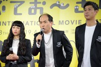 ステージイベントに出演する吉本坂46より、スパイク小川、トレンディエンジェル斎藤、パンサー尾形（左から）。