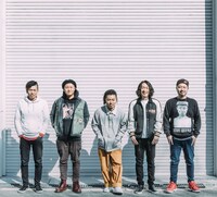 「みんなで、はたらこう！」を歌うET-KING。