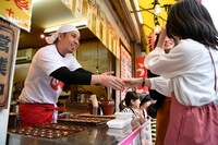 接客する千鳥・大悟。