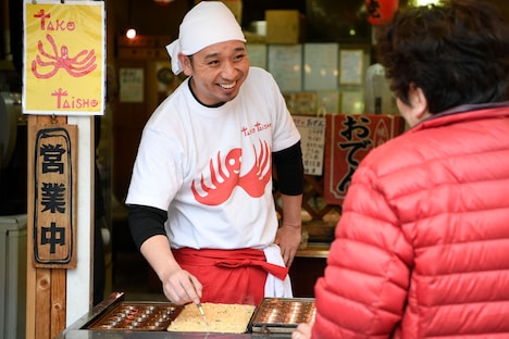 「TAKO TAISHO」女将のサプライズ登場に喜ぶ千鳥・大悟。