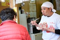 女将が差し入れたうなぎ弁当を味わう千鳥・大悟。