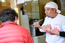 女将が差し入れたうなぎ弁当を味わう千鳥・大悟。
