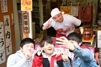 接客する千鳥・大悟。