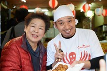 「TAKO TAISHO」女将・石川敏子さん（左）と千鳥・大悟（右）。