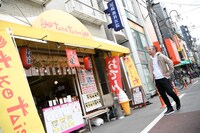 再現された「TAKO TAISHO」に感動する千鳥・大悟。